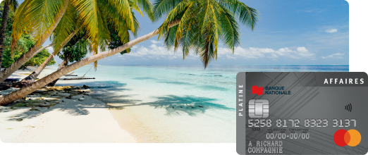 Photo d’une plage et de palmiers avec la carte de crédit Mastercard Platine Affaires superposée